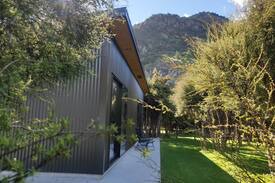 Albert Town Cabin | Koliba. Stylish & tranquil. Self isolation welcome