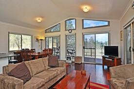 Allandale House | Loxley Cottage on Lovedale, Hunter Valley - modern build, wifi, close to everything