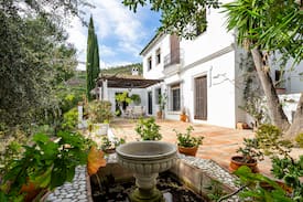 Daimalos Vados House | Villa and Annexe with Private Pool and Garden