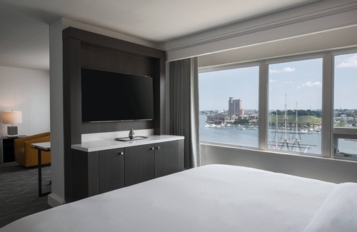 Inner Harbor Hotel | Renaissance Baltimore Harborplace Hotel