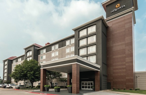 Arlington Hotel | La Quinta by Wyndham Arlington North 6 Flags Dr