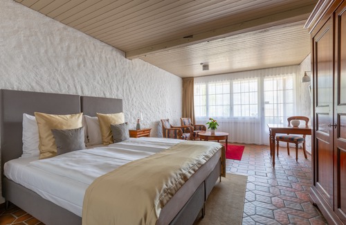 Merlischachen Hotel | Schloss-Hotel am See - Swiss-Chalet Merlischachen
