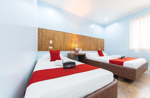 Barangay Poblacion Hotel | RedDoorz @ N Roldan Street