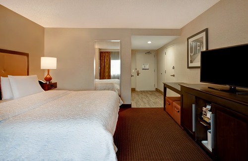 Queens Hotel | Hampton Inn NY-JFK