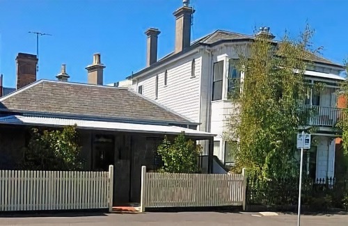 Williamstown Hotel | Captain's Retreat Apartments and Cottages