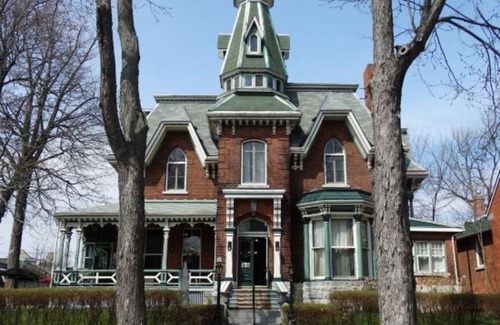 Kingston Hotel | Hochelaga Inn
