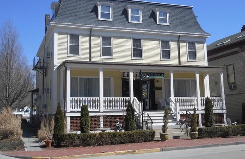 Top of the Hill Hotel | Bellevue Manor