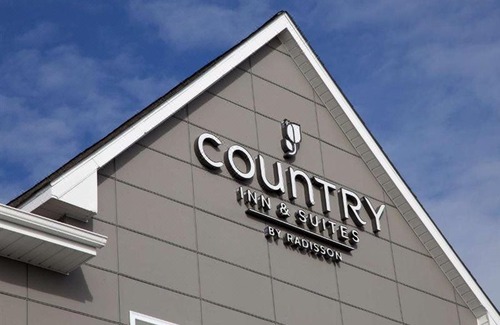 Village of Lakewood Hotel | Country Inn & Suites by Radisson, Crystal Lake, IL