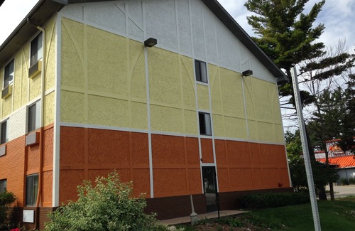 Traverse City Hotel | Days Inn & Suites by Wyndham Traverse City