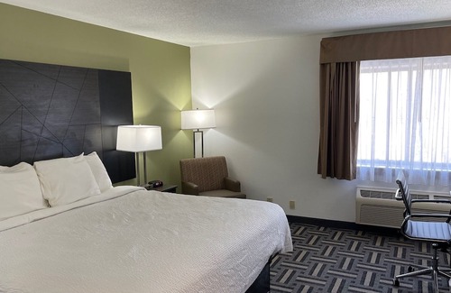 Springdale Hotel | La Quinta Inn by Wyndham Cincinnati North