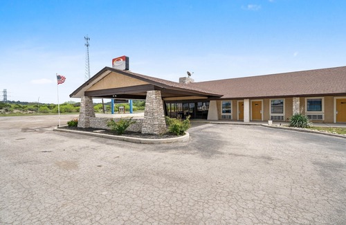 Junction Hotel | OYO Hotel Junction TX I-10