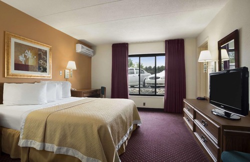 New Stanton Hotel | Days Inn by Wyndham New Stanton PA