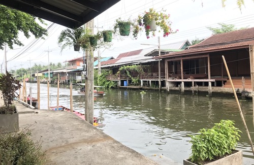 Damnoen Saduak Hotel | Reuan Vilawan