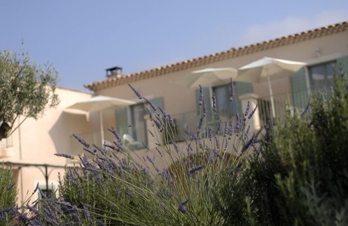 Saint-Quentin-la-Poterie Hotel | Le Clos de Pradines