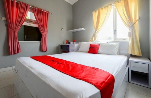 Laweyan Hotel | RedDoorz Near Solo Square 3