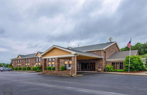 Tully Hotel | Quality Inn Tully I-81