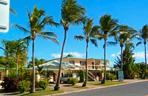 Bowen Hotel | Palm View Holiday Apartments