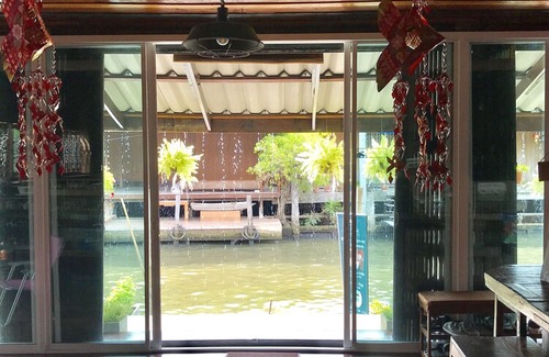 Damnoen Saduak Hotel | Reuan Vilawan