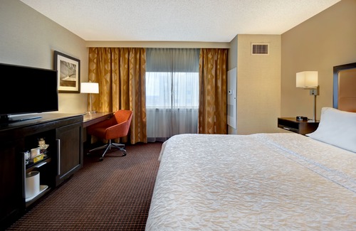 Queens Hotel | Hampton Inn NY-JFK