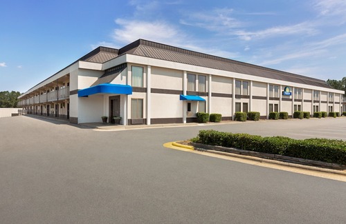 Westover Hotel | Days Inn & Suites by Wyndham Fort Bragg/Cross Creek Mall