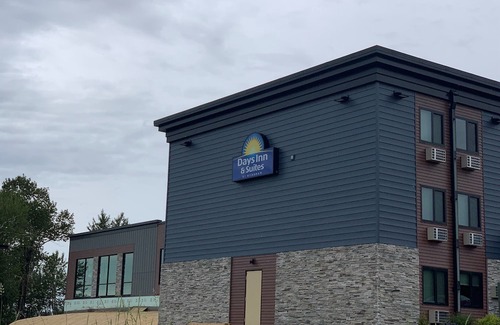 Duluth Hotel | Days Inn & Suites by Wyndham Duluth by The Mall
