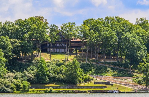 Glouster Hotel | Burr Oak Lodge and Conference Center