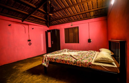 Satara Hotel | Cozy Basic Room in A Picturesque Wada 1
