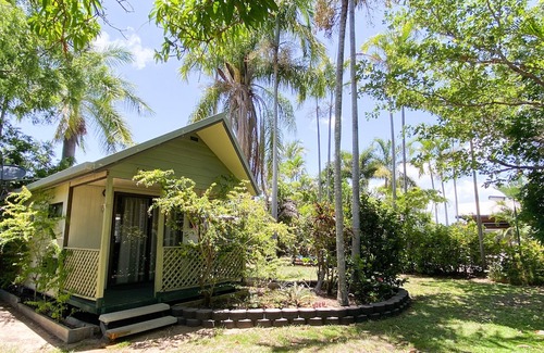 Bowen Hotel | Palm View Holiday Apartments