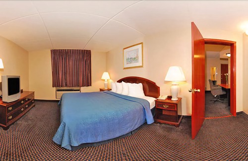 Waterloo Hotel | Econo Lodge Inn & Suites
