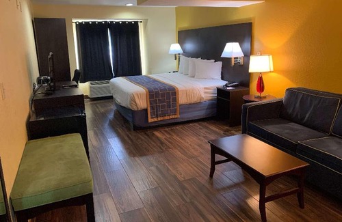 Pinecrest West Park Hotel | Days Inn & Suites by Wyndham Tampa/Raymond James Stadium