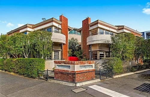Williamstown Hotel | Captain's Retreat Apartments and Cottages