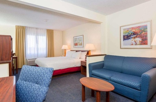 Davenport Hotel | AmericInn by Wyndham Davenport