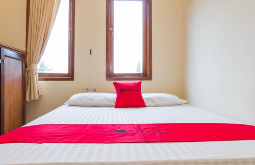 North Cirebon Hotel | RedDoorz Near Pasar Pagi Cirebon 2