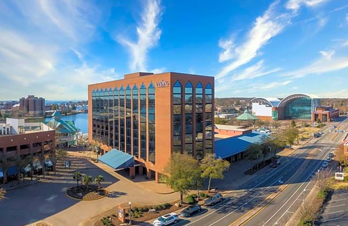Victoria Boulevard Historic District Hotel | The Landing at Hampton Marina, Tapestry Collection by Hilton