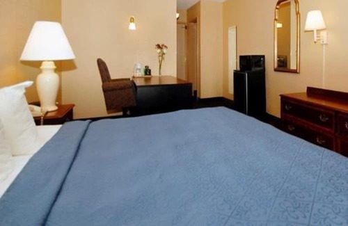 Waterloo Hotel | Econo Lodge Inn & Suites