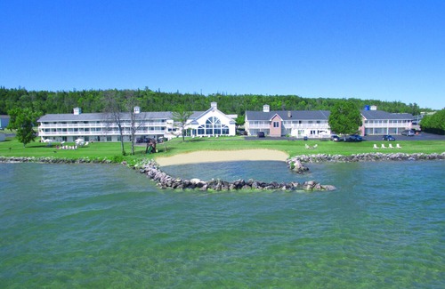 St Ignace Hotel | Baymont by Wyndham St. Ignace Lakefront