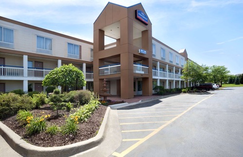 Romulus Hotel | Howard Johnson by Wyndham Romulus Detroit Metro Airport