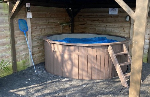 Eye Hotel | Oak Lodge Retreat