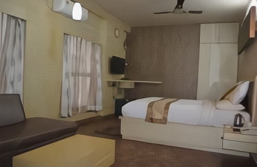 5th Block Hotel | Emerald Suites