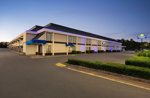 Westover Hotel | Days Inn & Suites by Wyndham Fort Bragg/Cross Creek Mall