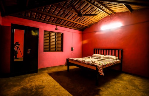 Satara Hotel | Cozy Basic Room in A Picturesque Wada 1