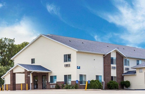 Cedar Rapids - Iowa City Hotel | Rodeway Inn Cedar Rapids