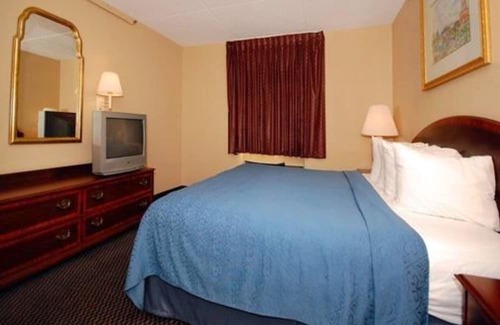 Waterloo Hotel | Econo Lodge Inn & Suites