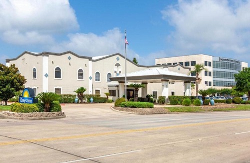 Webster Hotel | Days Inn & Suites by Wyndham Webster NASA-ClearLake-Houston