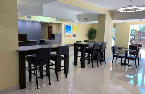 Pinecrest West Park Hotel | Days Inn & Suites by Wyndham Tampa/Raymond James Stadium