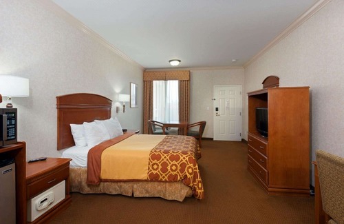 El Rancho Hotel | Howard Johnson Hotel & Suites by Wyndham Pico Rivera