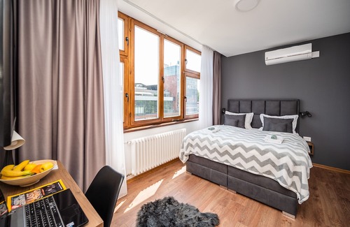 Old Town Hotel | Modern and Bright Studio - Main Street