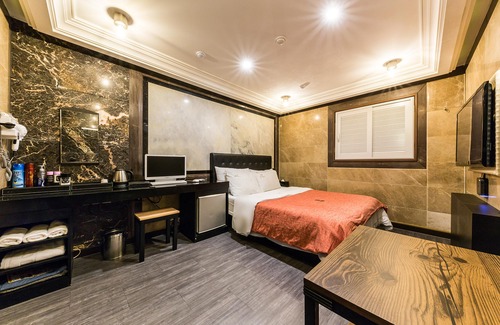 Dongseon-dong Hotel | Sungshin University Station Pav