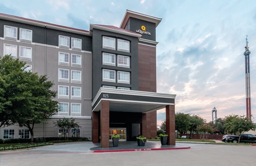Arlington Hotel | La Quinta by Wyndham Arlington North 6 Flags Dr