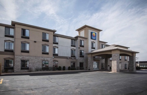 Village of Lakewood Hotel | Comfort Inn Crystal Lake - Algonquin